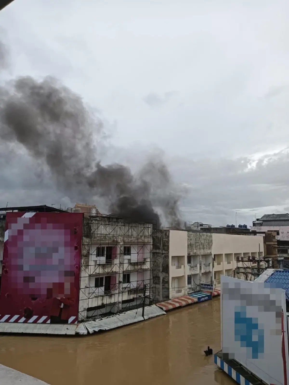 ด่วน หาดใหญ่โกลาหล 'น้ำท่วมชั้นล่าง ไฟไหม้อาคารชั้นบน กลางเมือง