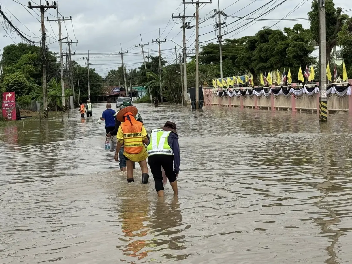 เตือนน้ำท่วมนครสวรรค์ สะพานร้าว เสี่ยงพัง - ยกเลิกลอยกระทง 2568