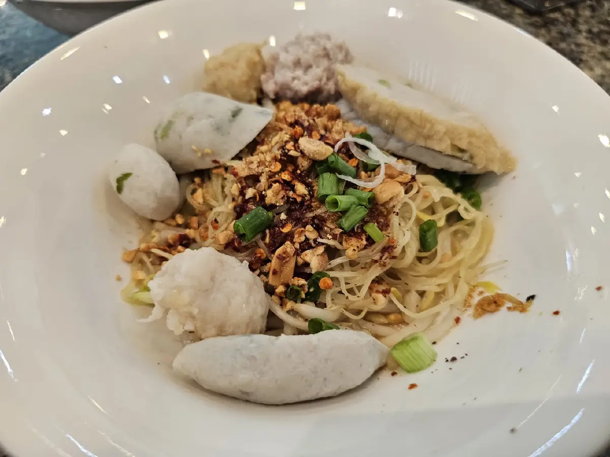 โชคชัยลูกชิ้นปลา (แซว กองบิน) ลูกชิ้นทำเอง รามอินทรา 45