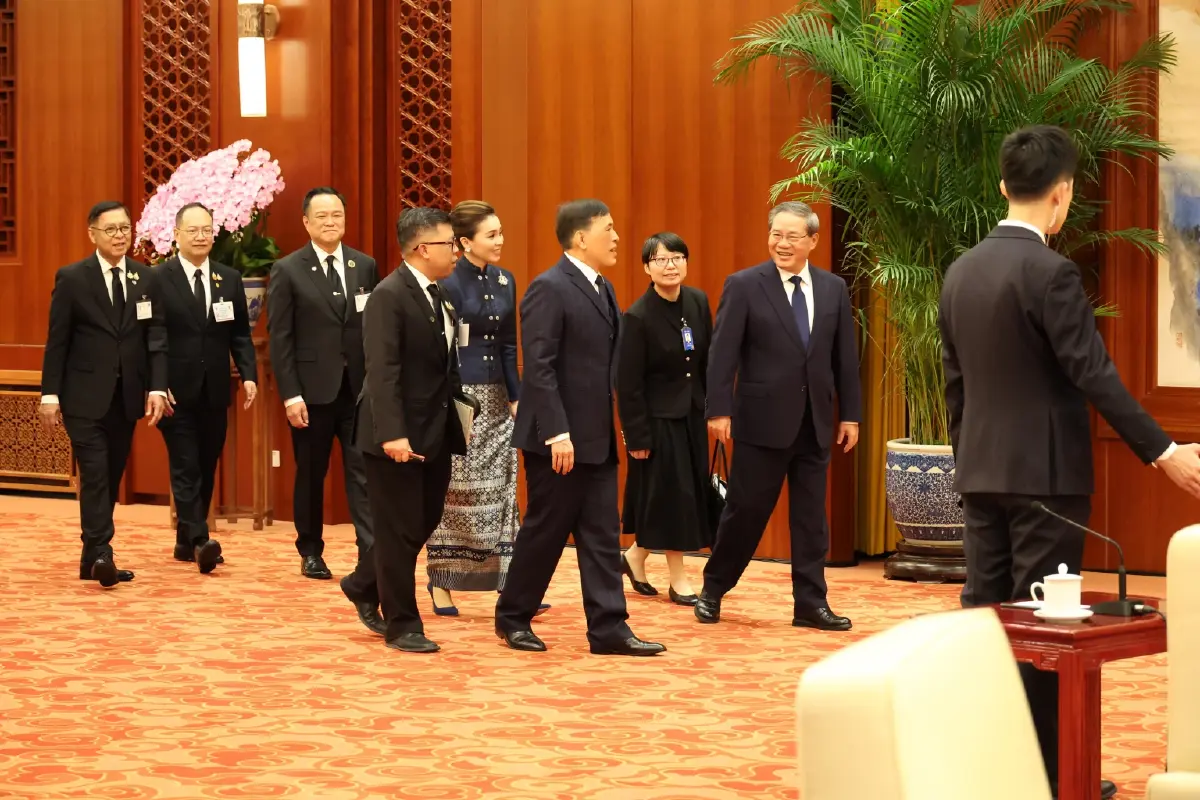 ในหลวง-พระราชินี เสด็จฯ มหาศาลาประชาชน สี จิ้นผิง-ภริยา เฝ้าฯ รับเสด็จ