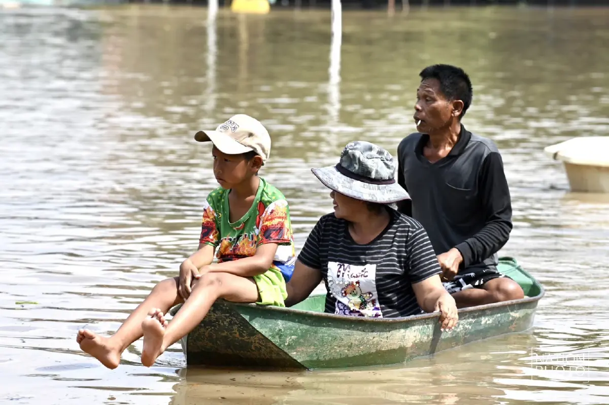 อัปเดต 'น้ำท่วมอยุธยา' ชาวบ้าน ต.หัวเวียง พายเรือมารอต้อนรับ นายกฯ ลงพื้นที่