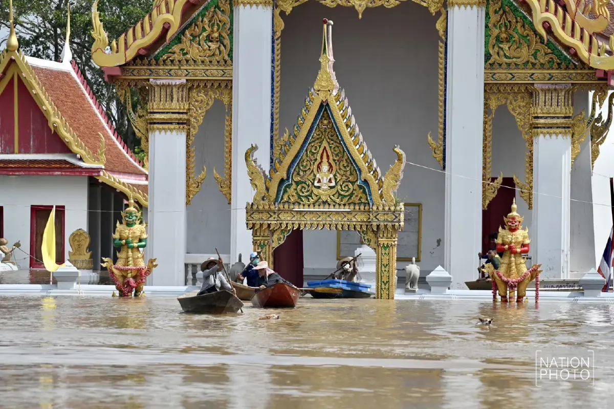 อัปเดต 'น้ำท่วมอยุธยา' ชาวบ้าน ต.หัวเวียง พายเรือมารอต้อนรับ นายกฯ ลงพื้นที่