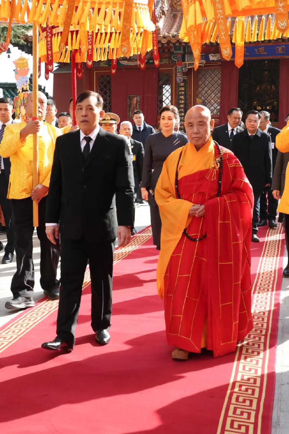ในหลวง-พระราชินี ทรงสักการะพระพุทธรูปพระศากยมุนี  และพระบรมสารีริกธาตุ (พระเขี้ยวแก้ว) ณ วัดหลิงกวง  กรุงปักกิ่ง