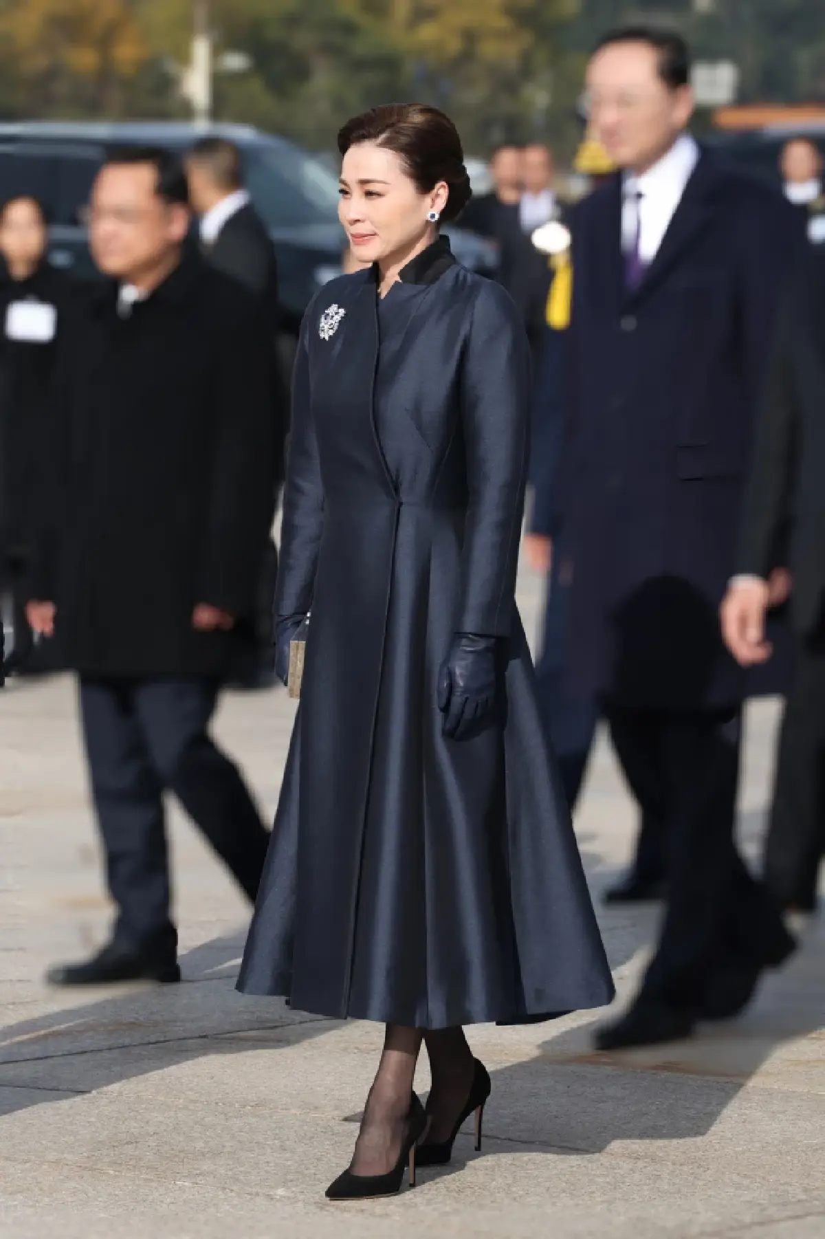 ในหลวง พระราชินี เสด็จฯ ทรงวางพวงมาลา ณ อนุสาวรีย์วีรชน จัตุรัสเทียนอันเหมิน