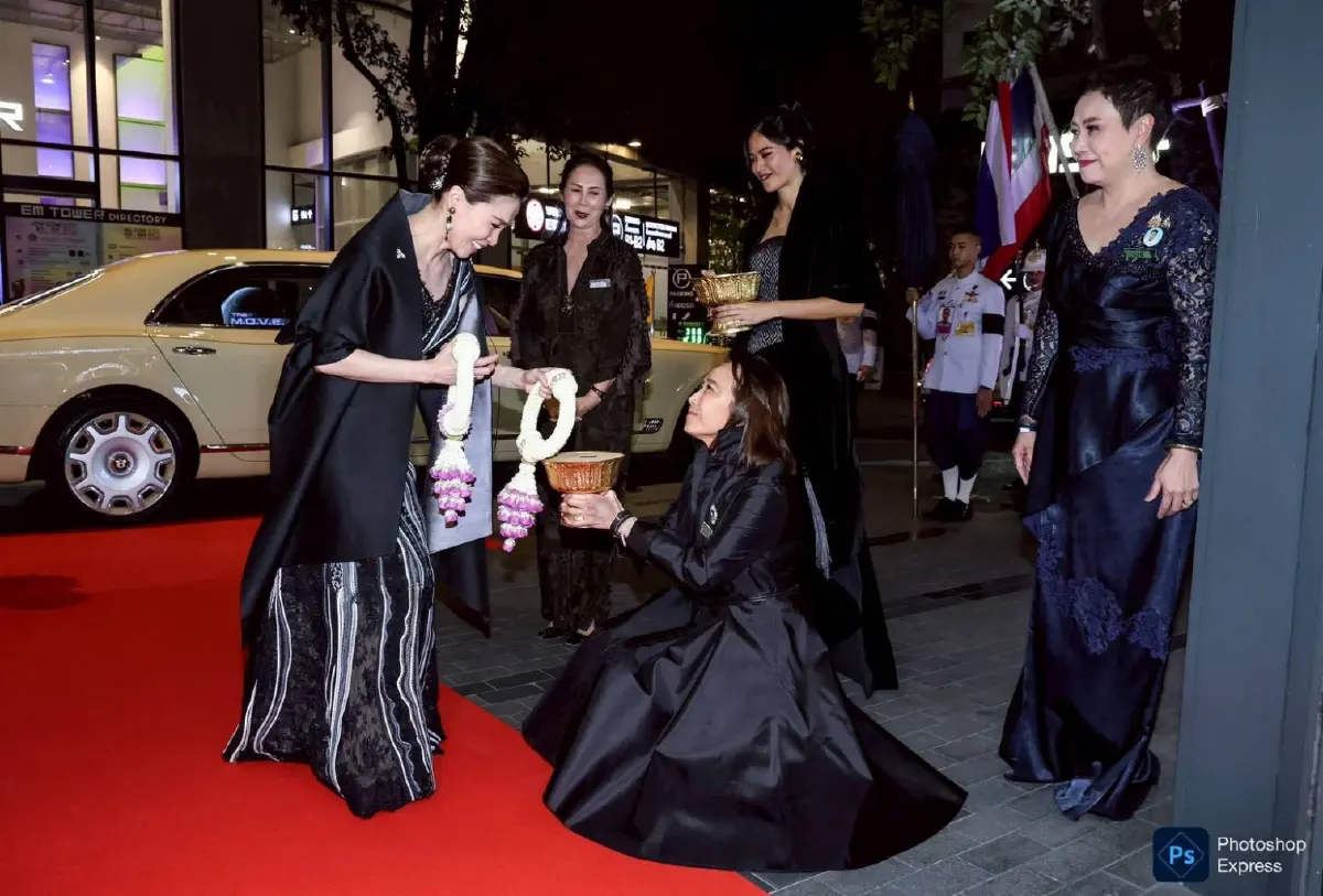 พระราชินี เสด็จฯ ทอดพระเนตรนิทรรศการ-งานแสดงแฟชั่นโชว์ 45 ปี ห้องเสื้อพิจิตรา