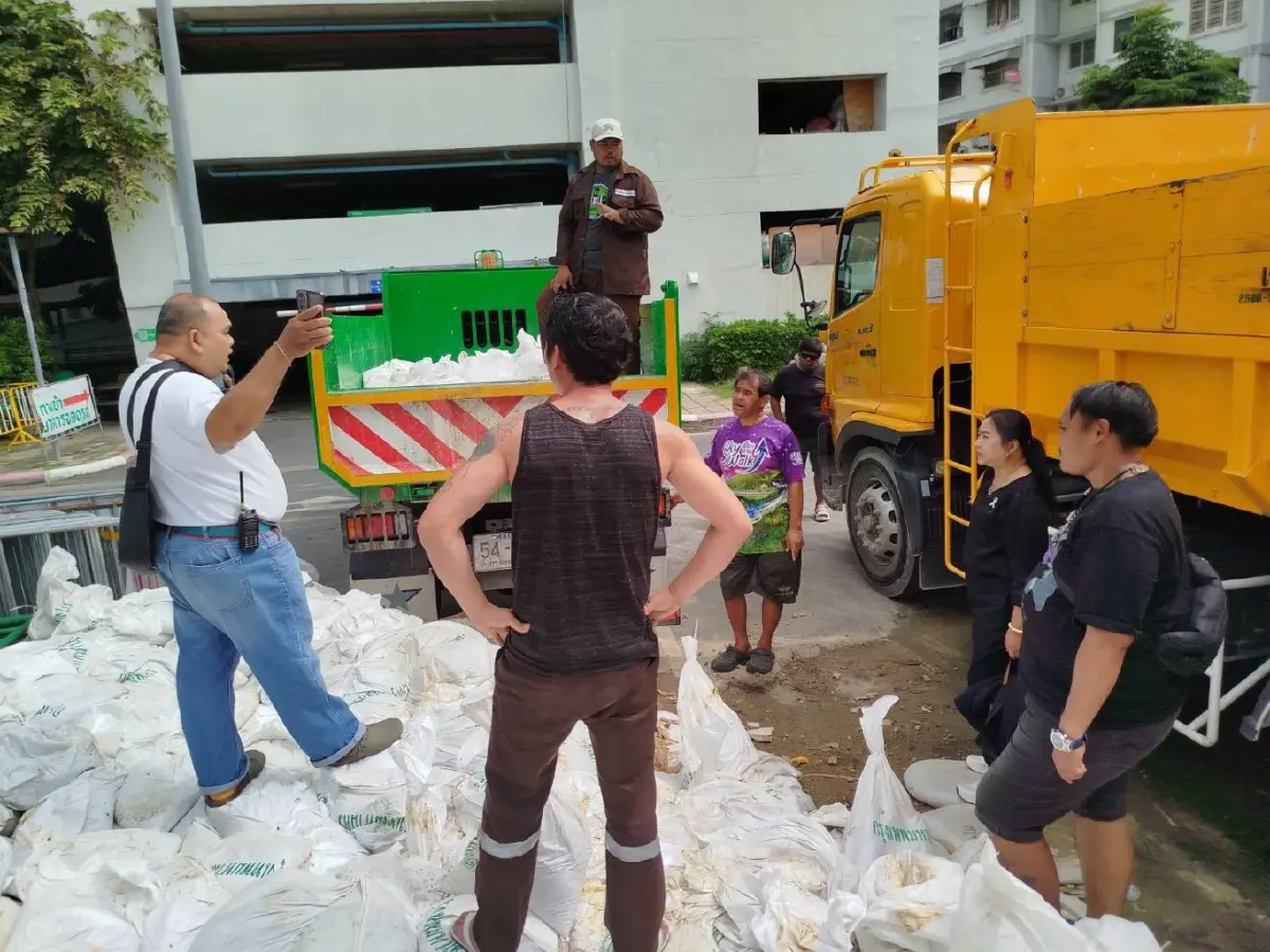 น้ำทะเลหนุนสูง บางกอกน้อย เร่งวางแนวกระสอบทราย เตือน กทม. มีฝน 40%