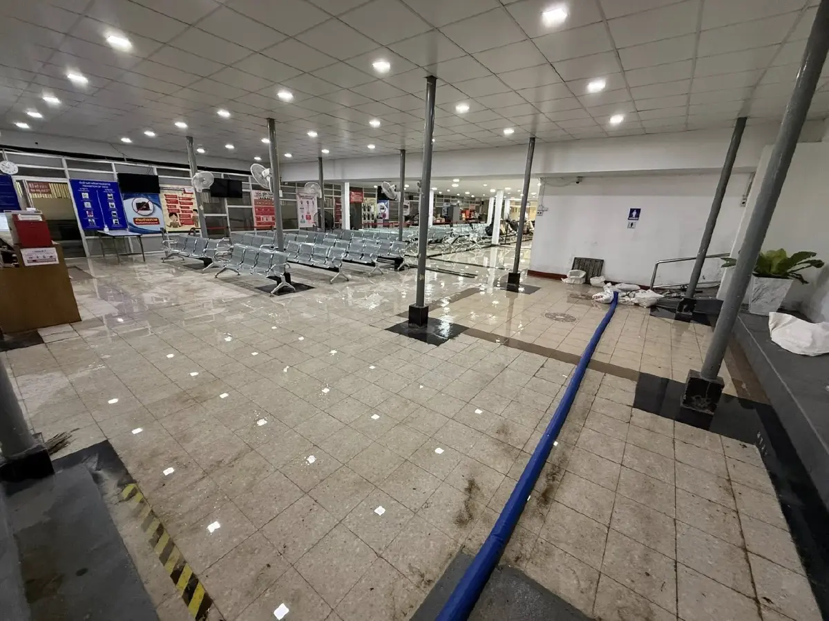 ภาพล่าสุด น้ำท่วมเรือนจำพิเศษกรุงเทพ น้ำคลองทะลักถนน อาคารญาติ