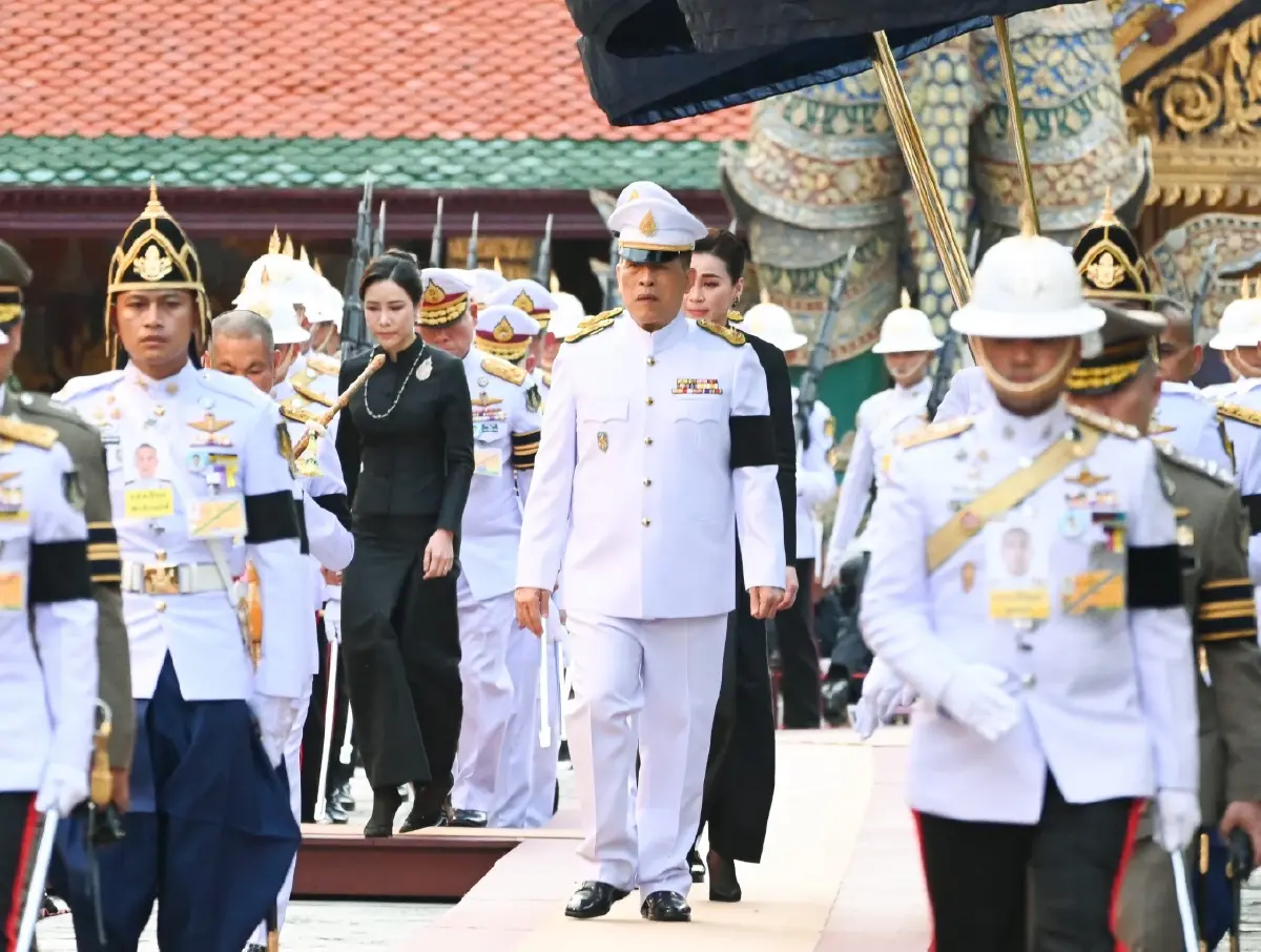 ในหลวง-พระราชินี เสด็จฯ ทรงเปลี่ยนเครื่องทรงฤดูหนาวถวาย 'พระแก้วมรกต'