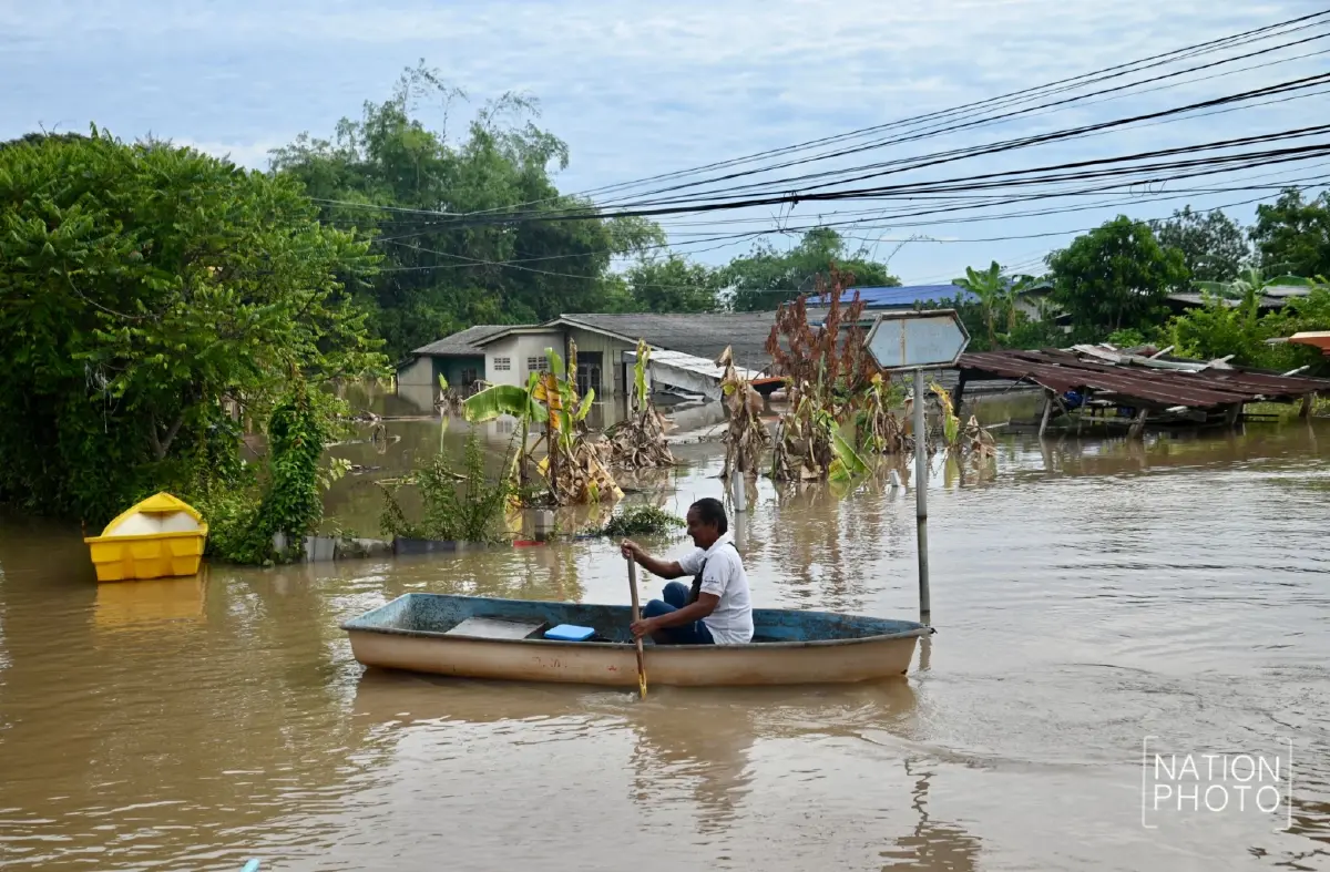 คันกั้นน้ำแตก อยุธยาอ่วม น้ำเจ้าพระยาทะลักท่วม เตือนที่ลุ่มต่ำยกของขึ้นที่สูง