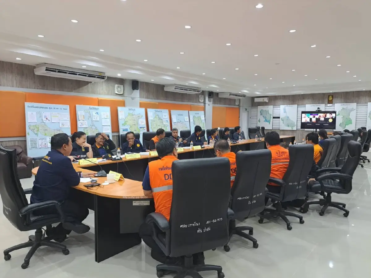 ปภ. นำทีม ตั้งกองอำนวยการส่วนหน้า ระดมรถ เรือ และ ฮ. KA-32 ช่วยน้ำท่วม