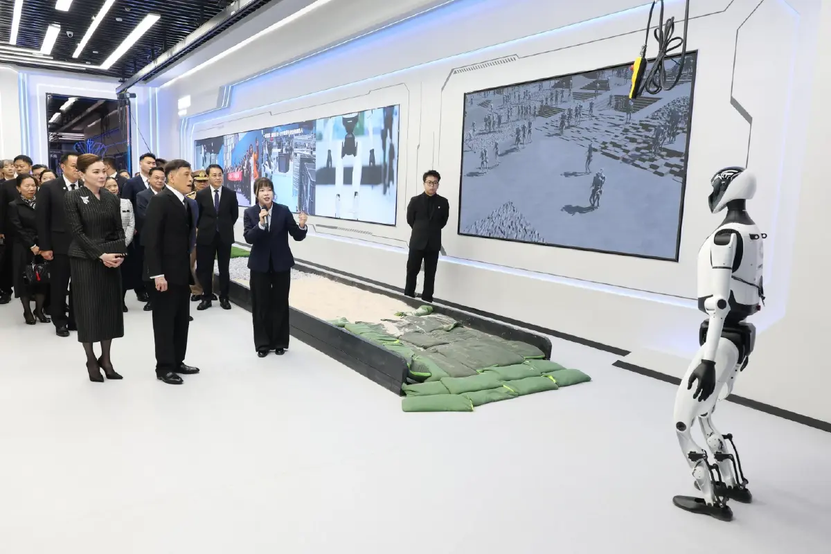 ในหลวง-พระราชินี ทรงสักการะพระพุทธรูปพระศากยมุนี  และพระบรมสารีริกธาตุ (พระเขี้ยวแก้ว) ณ วัดหลิงกวง  กรุงปักกิ่ง