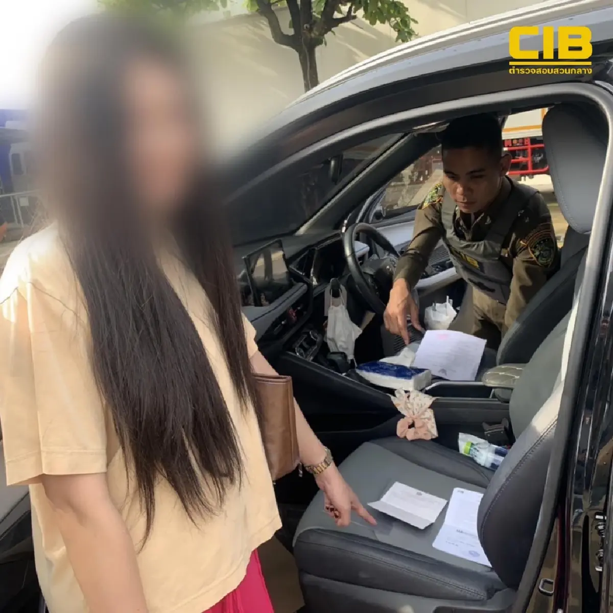 หลอกลงทุนอ้างบริษัทดัง บุกจับคาสนามบินแก๊งถอนเงินสด 2 สาว 1 ชาย