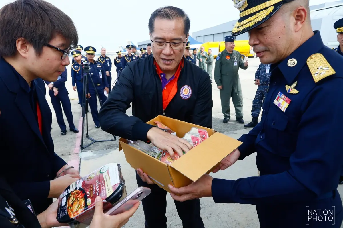 ทอ. รับมอบสิ่งของ มูลนิธิอาสาเพื่อนพึ่ง (ภาฯ) ส่งต่อช่วยน้ำท่วมภาคใต้