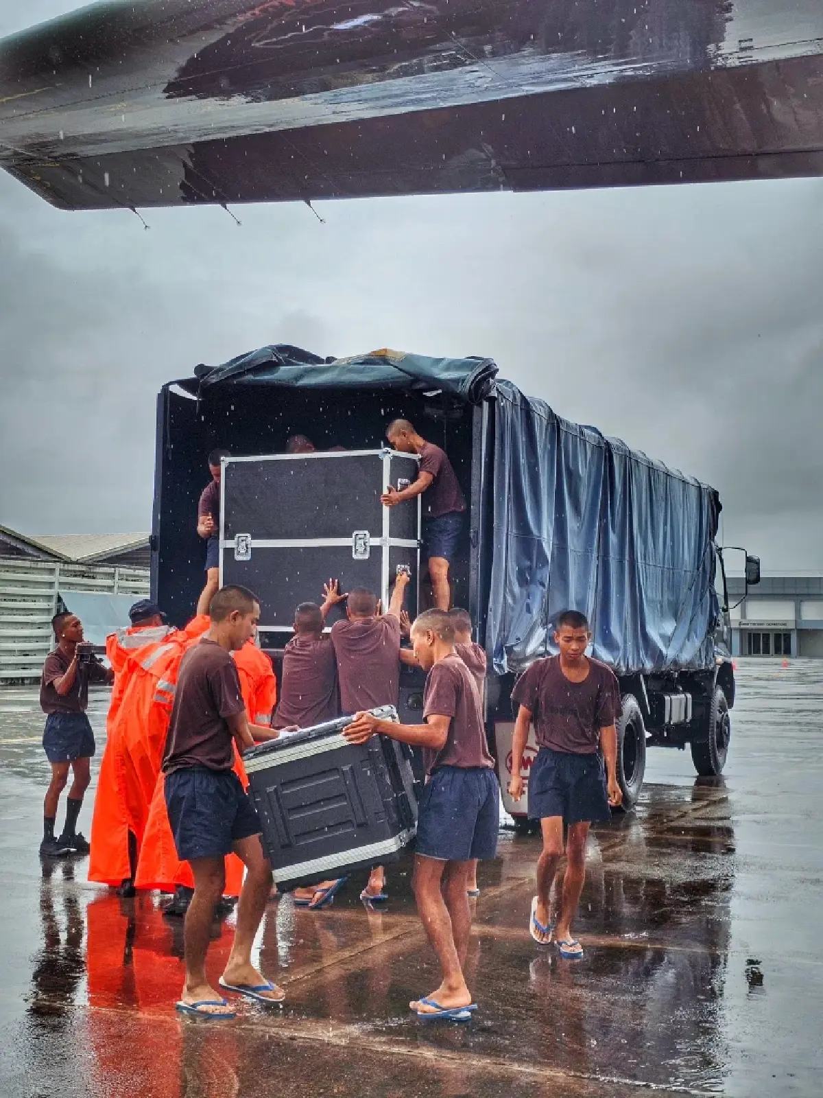 ส่งด่วน! บินลุยฝ่าพายุทะลุฝน ส่งเวชภัณฑ์ลงสู่ภาคใต้เร่งด่วน