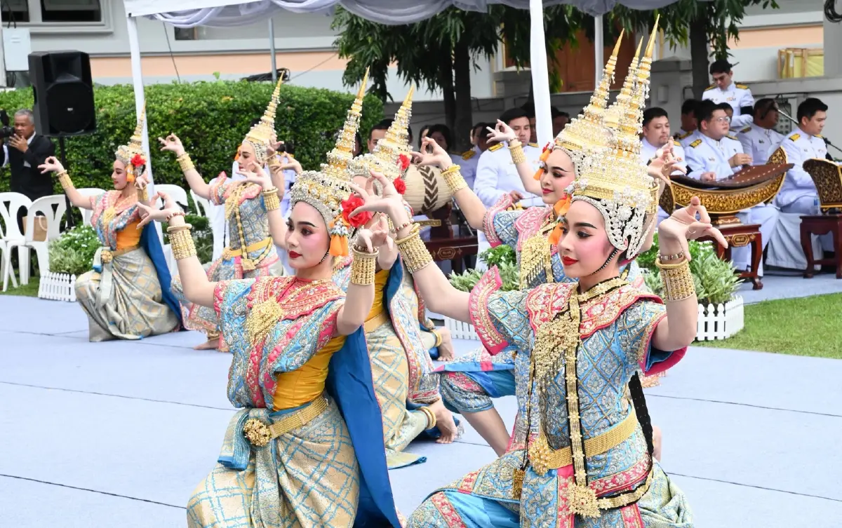 กรมสมเด็จพระเทพรัตนราชสุดาฯ ทรงบวงสรวงราชรถ ในพระราชพิธีถวายพระเพลิงพระบรมศพฯ