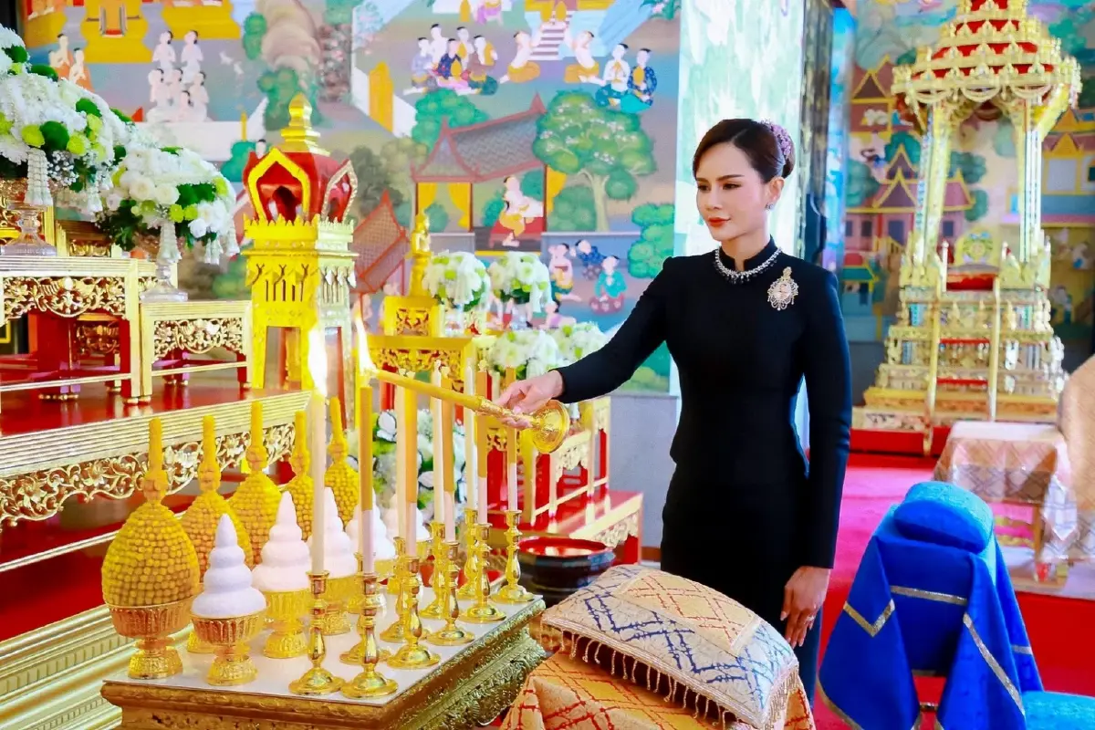 โปรดเกล้าฯ พลตรีหญิง คุณหญิงปภัสสร วัชรหทัยพัทธ์ ถวายผ้าพระกฐินพระราชทาน