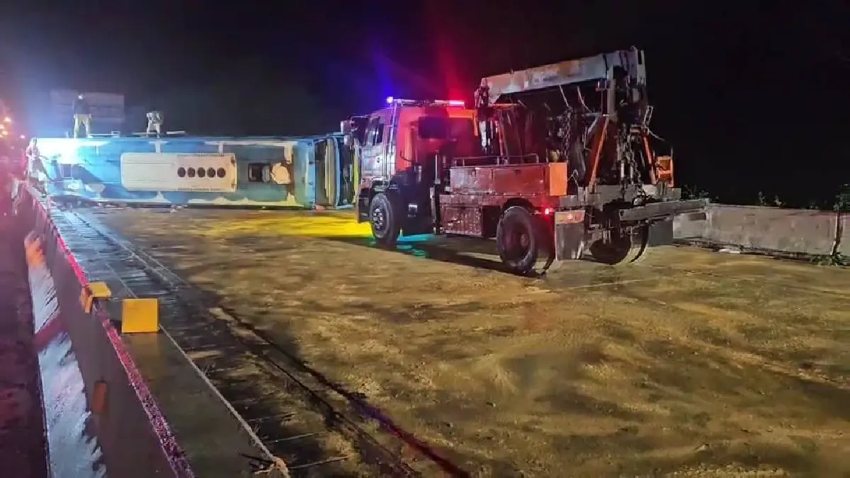 รถทัวร์พลิกคว่ำ ถนนลำปาง-เชียงใหม่ เจ็บอื้อ มีปิดถนน เร่งตัดไฟ