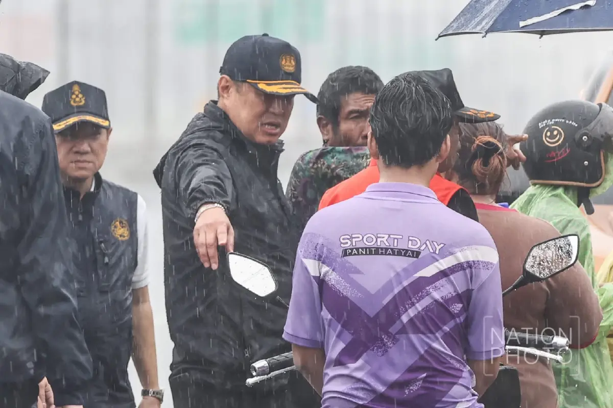 ‘อนุทิน’ ลุย แจกข้าวผู้ประสบภัย ‘น้ำท่วมหาดใหญ่’