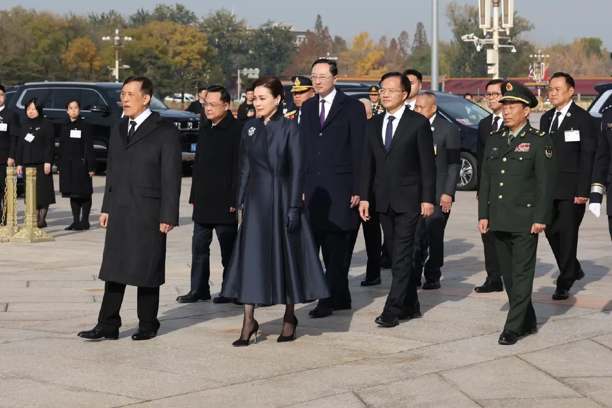 ในหลวง พระราชินี เสด็จฯ ทรงวางพวงมาลา ณ อนุสาวรีย์วีรชน จัตุรัสเทียนอันเหมิน