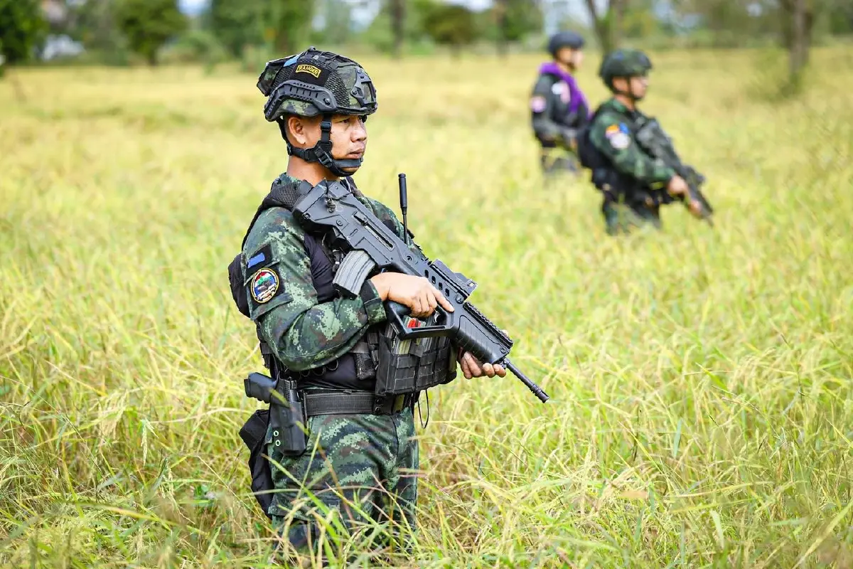 ทหารถือปืน-เกี่ยวข้าว ช่วยชาวนาชายแดนสระแก้ว ทบ.ย้ำอธิปไตยชาติ