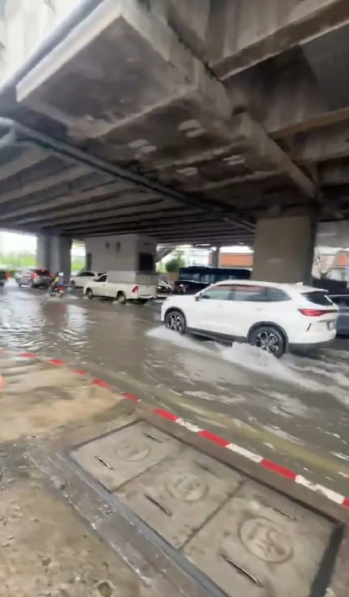 เช็กเส้นทางรถติด น้ำท่วมกรุงเทพ น้ำลดหรือยัง วันทำงาน ไปโรงเรียน