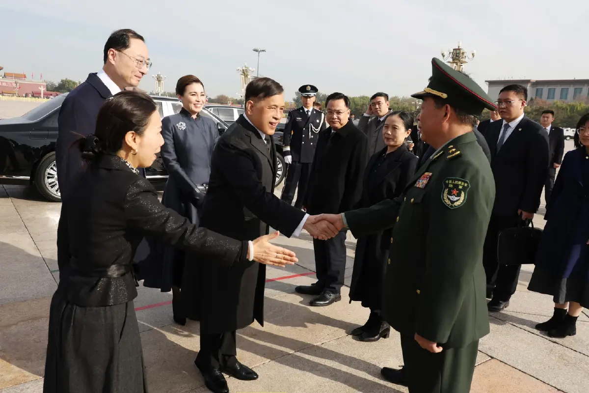 ในหลวง พระราชินี เสด็จฯ ทรงวางพวงมาลา ณ อนุสาวรีย์วีรชน จัตุรัสเทียนอันเหมิน