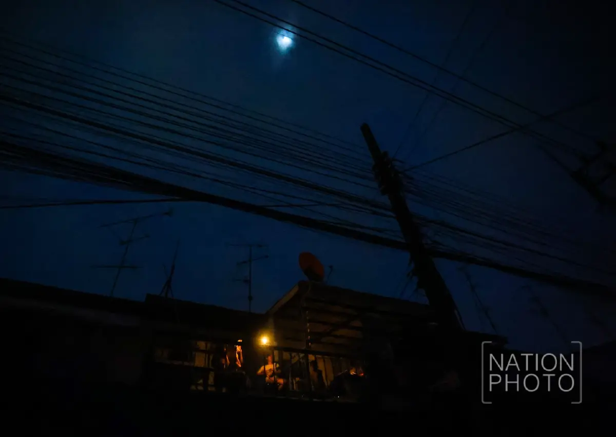 เขต 8 หาดใหญ่ คืนไร้ไฟ จุดเทียนประทังชีวิต เผยยอดเหยื่อน้ำท่วมใต้