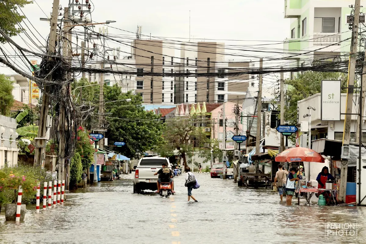 ฝนถล่มกรุง! ดอนเมืองน้ำยังท่วมขัง ถนนสรงประภา น้ำยังท่วมขัง