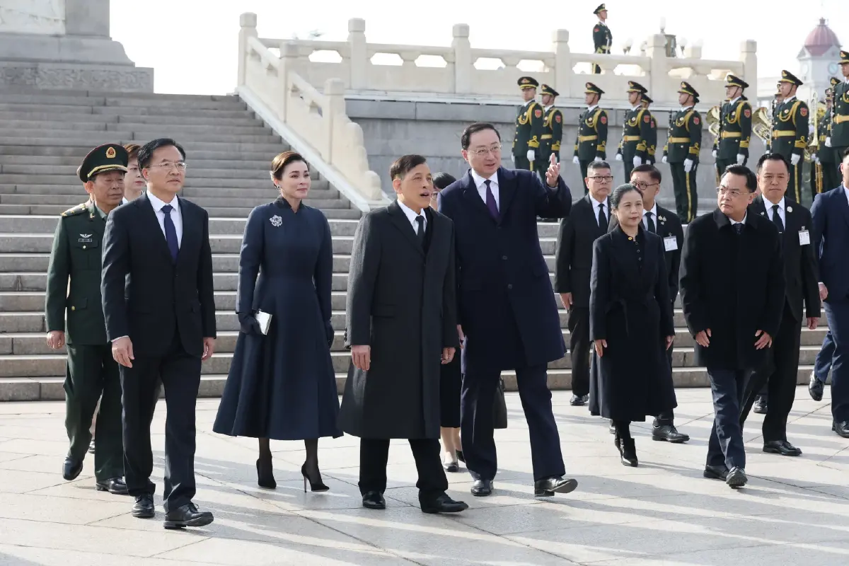 ในหลวง พระราชินี เสด็จฯ ทรงวางพวงมาลา ณ อนุสาวรีย์วีรชน จัตุรัสเทียนอันเหมิน