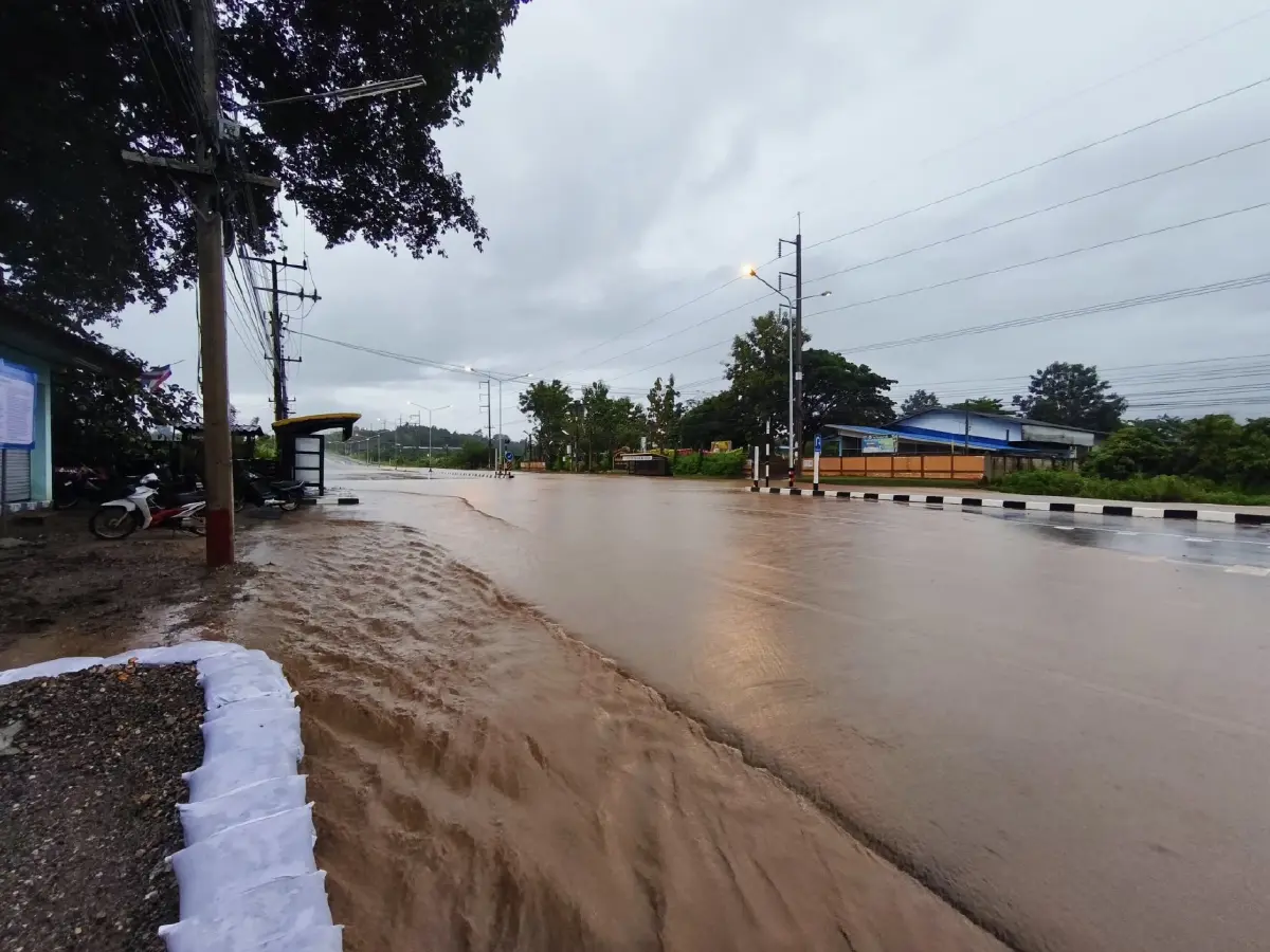 อิทธิพลพายุคัลแมกี ถล่มซ้ำ น้ำท่วมลำพูน - สันป่าสัก ถนนถูกตัดขาด