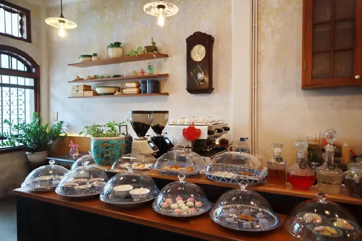 ‘เปรม’ คาเฟ่ขนมไทยในบ้านคหบดีอายุ 80 ปี ย่านเมืองเก่า ‘ภูเก็ต’