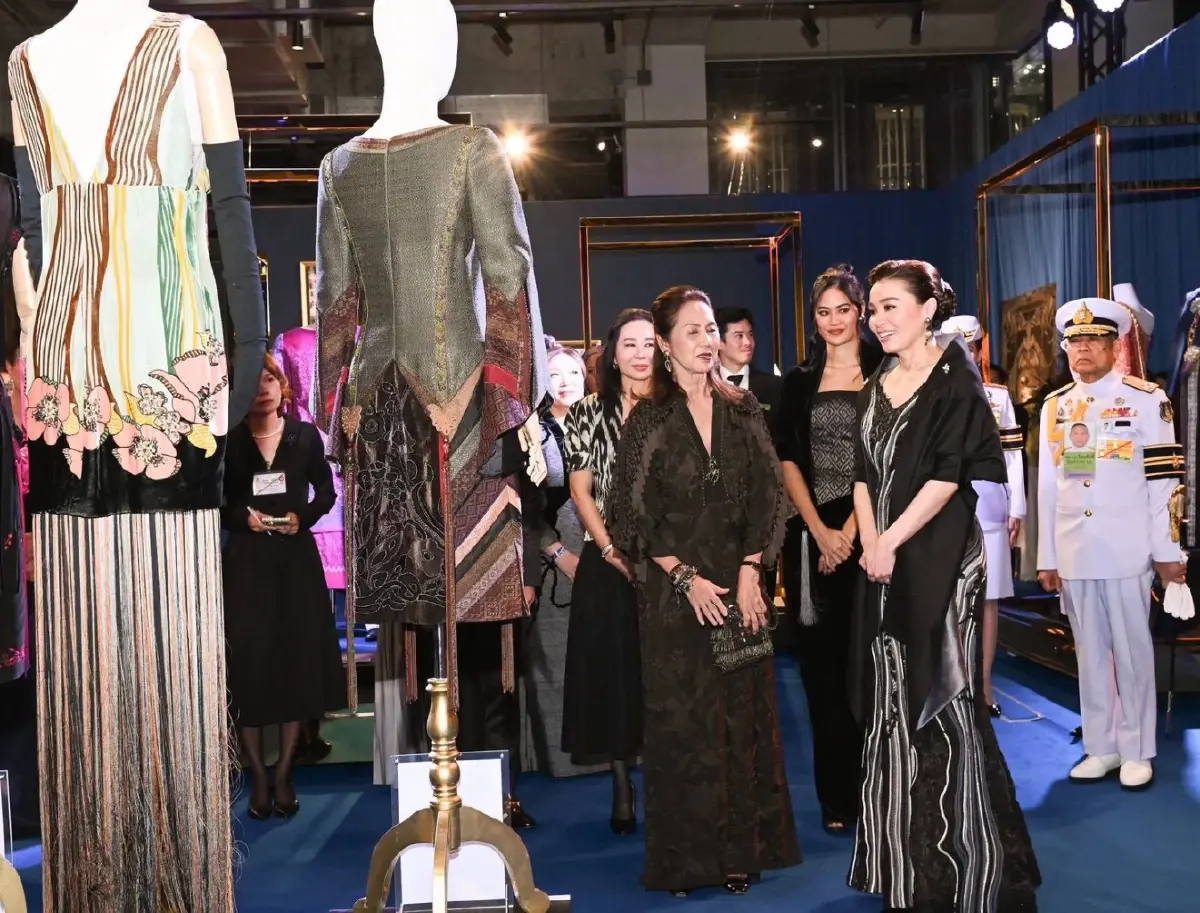 พระราชินี เสด็จฯ ทอดพระเนตรนิทรรศการ-งานแสดงแฟชั่นโชว์ 45 ปี ห้องเสื้อพิจิตรา