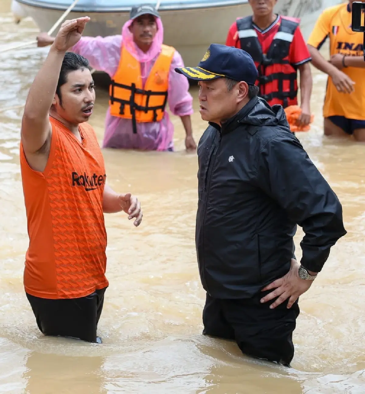 เพจเชียร์ ‘อนุทิน’ โชว์ภาพ ลุย ‘น้ำท่วมหาดใหญ่’ อวย อยู่ใกล้ปัญหาที่สุด