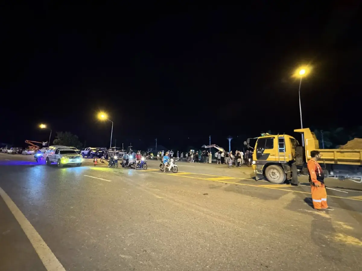 คันกั้นน้ำสิงห์บุรีขาดแล้ว! น้ำทะลัก ต.ต้นโพธิ์ เร่งสกัดมวลน้ำ