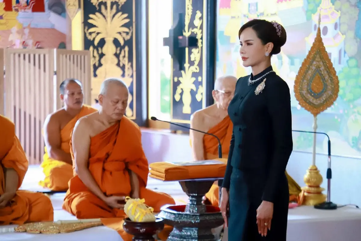 โปรดเกล้าฯ พลตรีหญิง คุณหญิงปภัสสร วัชรหทัยพัทธ์ ถวายผ้าพระกฐินพระราชทาน