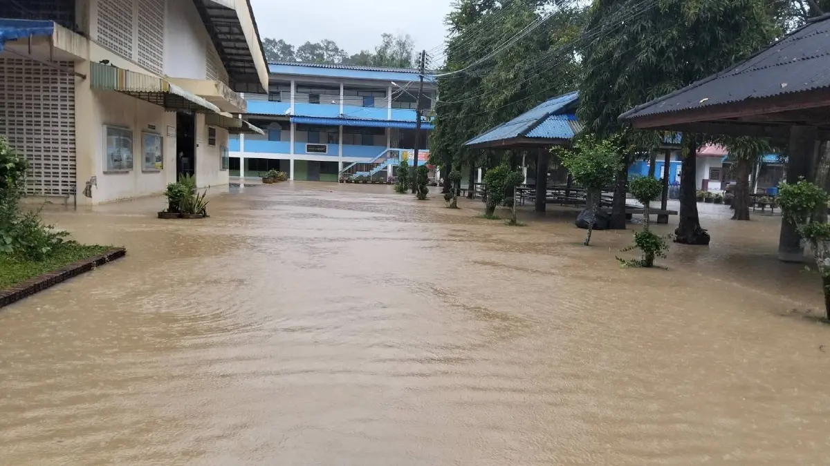 ฝนตกหนักสุราษฎร์ฯ สั่งปิดโรงเรียนไชยาสุริยา น้ำท่วม ระวังไฟดูด