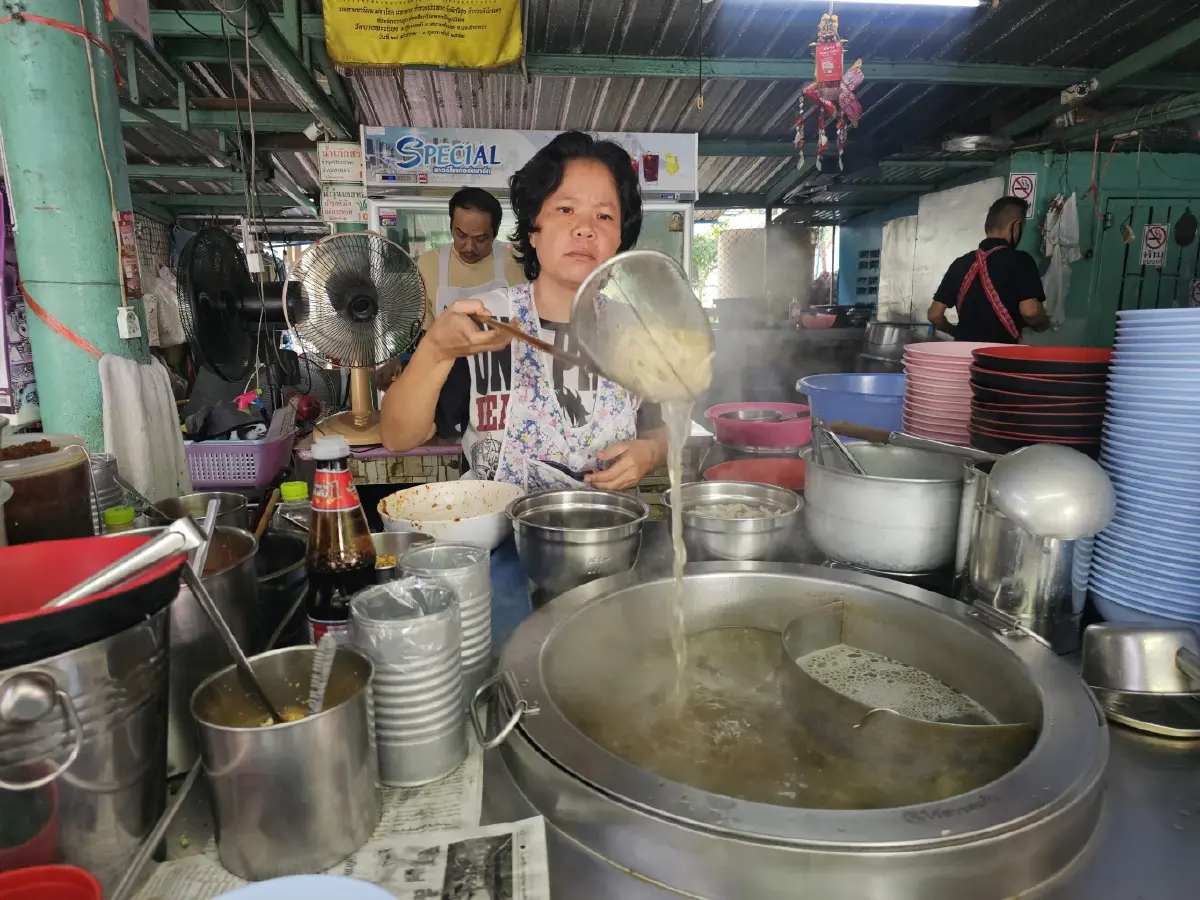 ‘โกบู้รสซิ่ง’ ก๋วยเตี๋ยวต้มยำในตำนาน 50 ปี ซอยนวมินทร์ 8