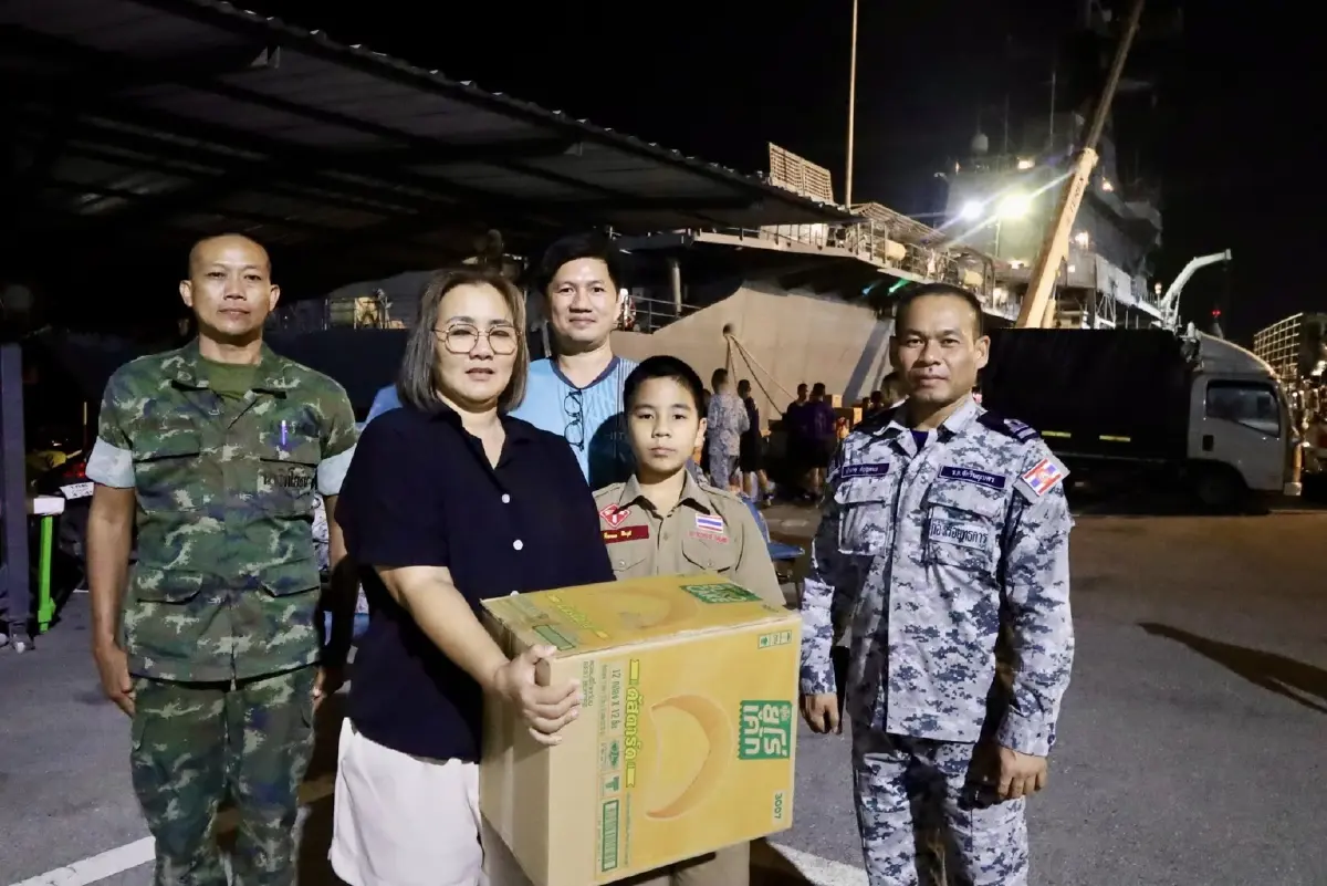 'เรือหลวงจักรีนฤเบศร' เคลื่อนพล มุ่งหน้า 'สงขลา' ช่วยน้ำท่วม 2568