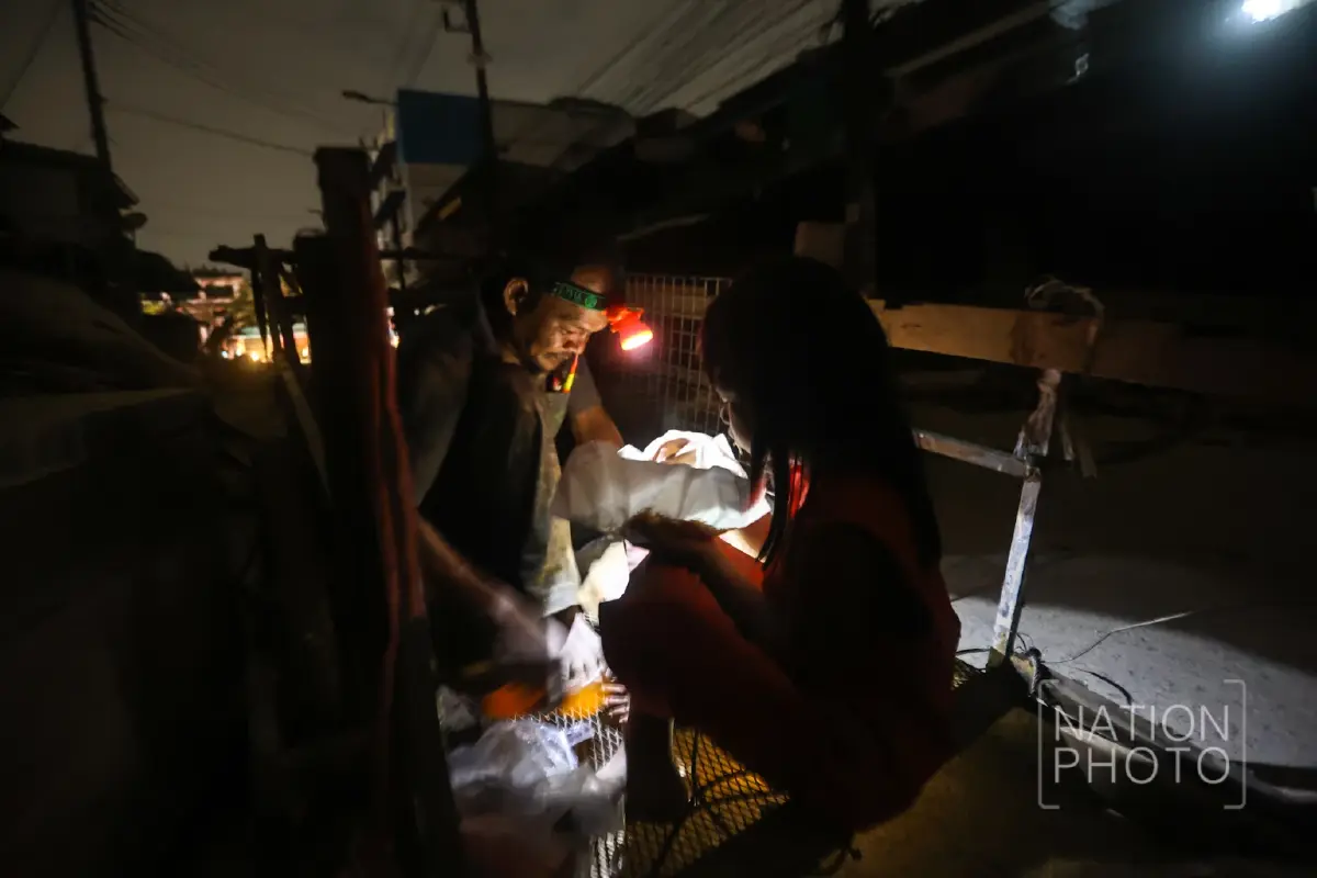 เขต 8 หาดใหญ่ คืนไร้ไฟ จุดเทียนประทังชีวิต เผยยอดเหยื่อน้ำท่วมใต้