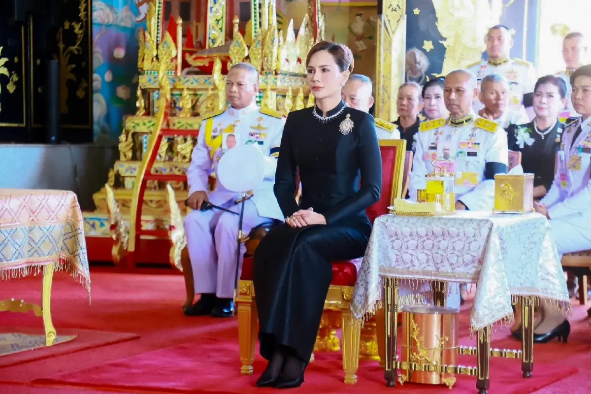 โปรดเกล้าฯ พลตรีหญิง คุณหญิงปภัสสร วัชรหทัยพัทธ์ ถวายผ้าพระกฐินพระราชทาน