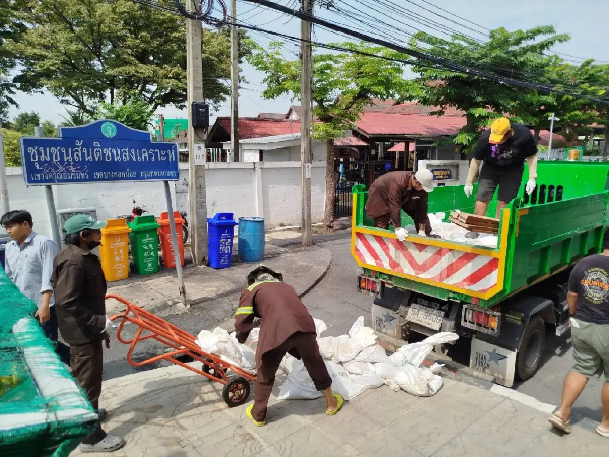 น้ำทะเลหนุนสูง บางกอกน้อย เร่งวางแนวกระสอบทราย เตือน กทม. มีฝน 40%