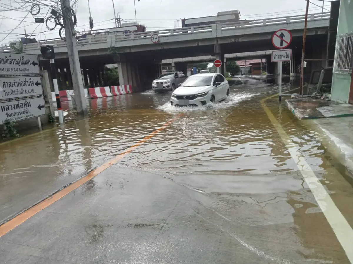 น้ำท่วมแล้ว ถนนพระราม 2 จุดกลับรถใต้สะพาน มหาชัย น้ำทะเลหนุนสูง