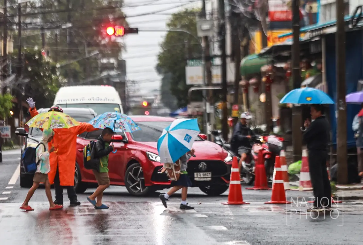 ตามคาด พายุเข้าไทย 'คัลแมกี' เคลื่อนเข้าอุบลฯ ฝนตกหนัก ลมแรง