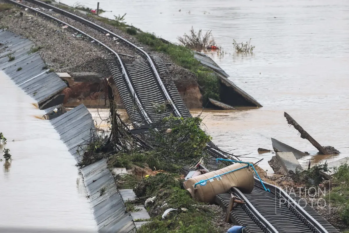 น้ำท่วมใต้วิกฤต! กระแสน้ำไหลแรง ซัดทางรถไฟสายใต้ขาด รฟท. งดเดินรถชั่วคราว