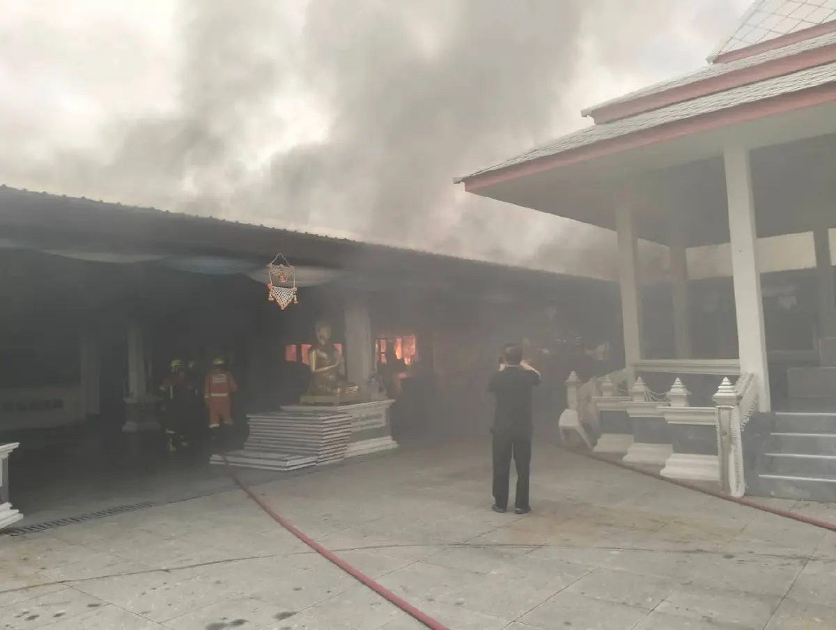 ด่วน! ไฟไหม้วัดดังกรุงเทพฯ ระทึกกลางวัน จนท.เร่งฉีดน้ำดับเพลิง