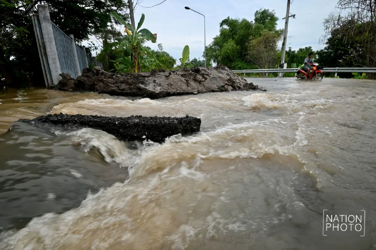 คันกั้นน้ำแตก อยุธยาอ่วม น้ำเจ้าพระยาทะลักท่วม เตือนที่ลุ่มต่ำยกของขึ้นที่สูง
