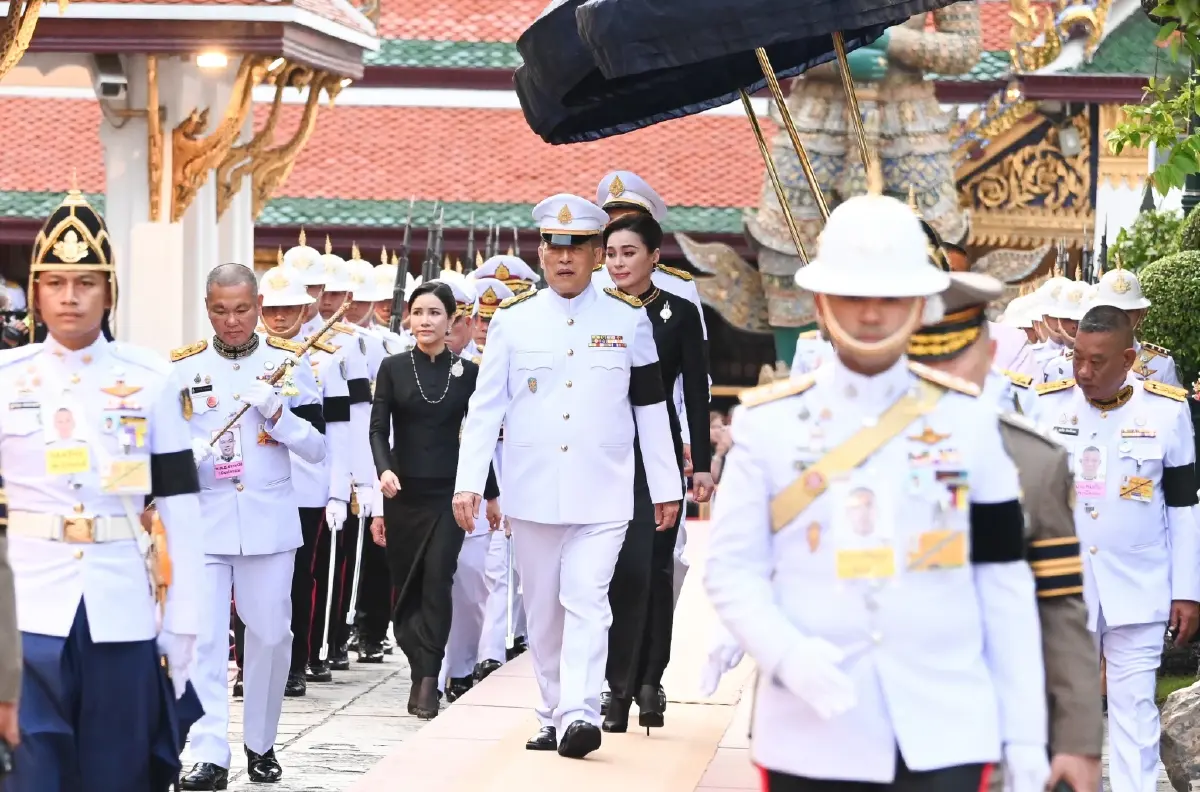 ในหลวง-พระราชินี เสด็จฯ ทรงเปลี่ยนเครื่องทรงฤดูหนาวถวาย 'พระแก้วมรกต'