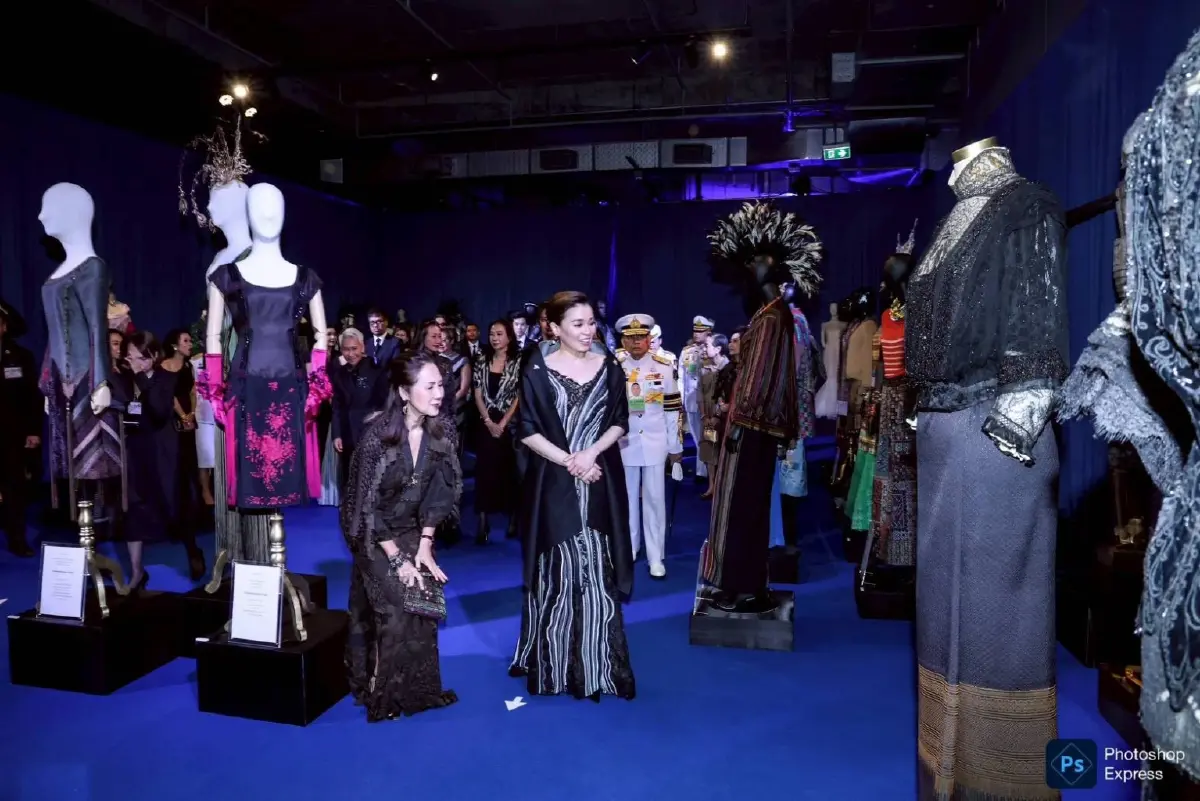 พระราชินี เสด็จฯ ทอดพระเนตรนิทรรศการ-งานแสดงแฟชั่นโชว์ 45 ปี ห้องเสื้อพิจิตรา