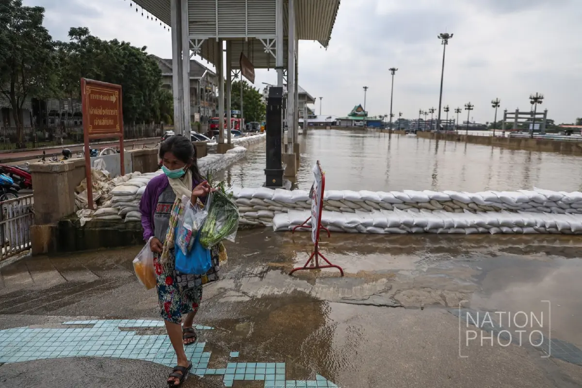 เจ้าพระยาล้นตลิ่ง เร่งเสริมกระสอบทราย 'ท่าน้ำนนท์' น้ำทะเลหนุน