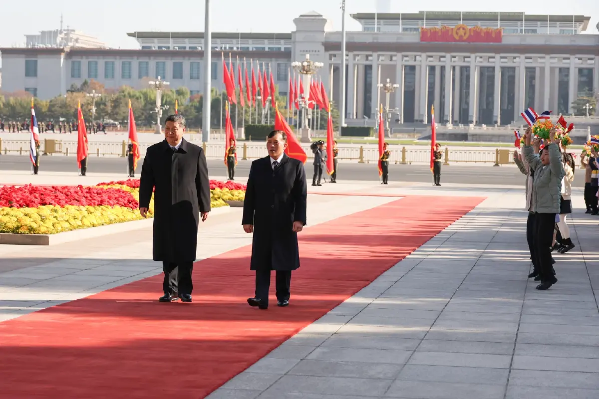 ในหลวง-พระราชินี เสด็จฯ มหาศาลาประชาชน สี จิ้นผิง-ภริยา เฝ้าฯ รับเสด็จ